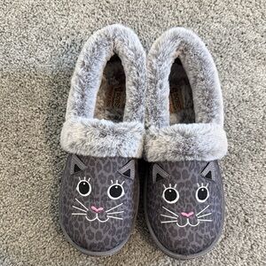 NWOT Skechers BOBS Gray and Pink Furry Cat Slippers